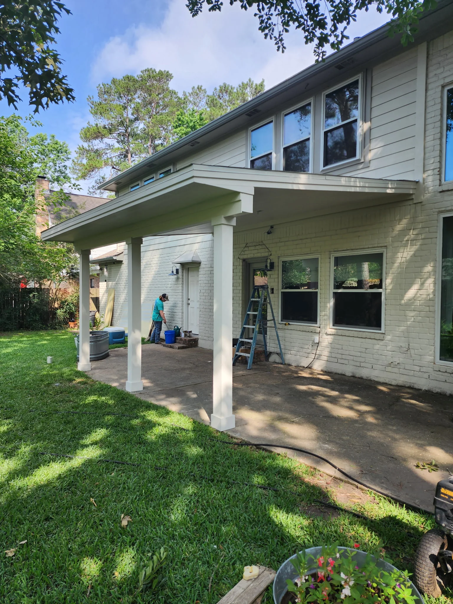Covered Patio & Outdoor Kitchen